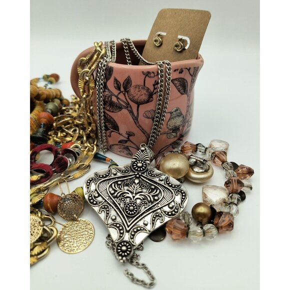 1 Pound Assorted Jewelry Lot Pink Creamer & Variety Necklaces Bracelets Earrings - Picture 2 of 7